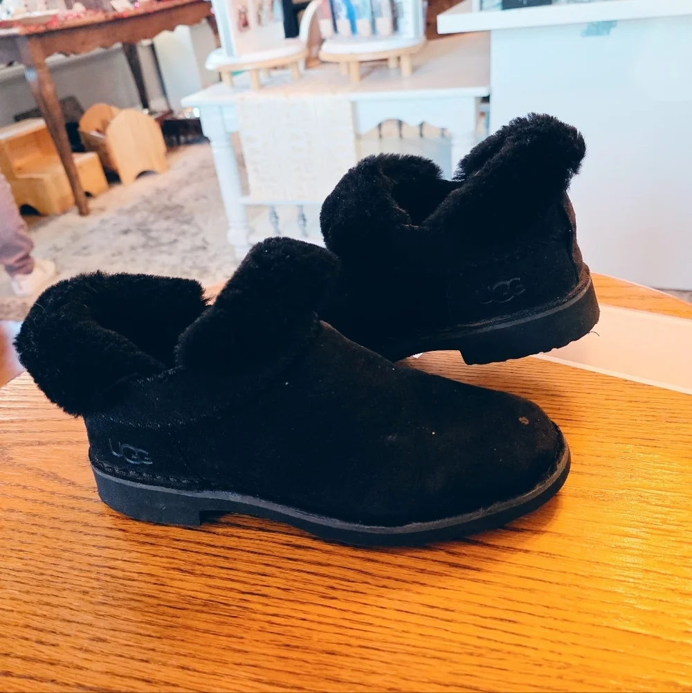 UGG McKay Black Sheepskin Ankle Boots Fur Lined Suede Womens 7